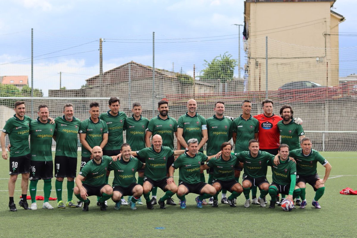 Juangalego's tweet photo. Los veteranos del @racingferrolsad campeones de la liga de División de honor. Equipo formado por Grueiro, Dani , Alberto , Nacho ,Pitu, Maceira , Villa , Popo , Garrido , Cela , Cheche , Juanjo , Gelillo , Manel Amado , Manel Palacios, Pepe , Berto , Mella , Jorge Cela y Eladio https://t.co/GJvkSpBDtn