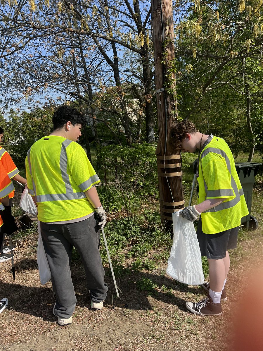 FBLA members giving back to the community by taking part in the Mayor’s Clean Up Team! Special thanks to the people from the OB Public Works Department who helped keep us safe along the road! <a href="/FazioSally/">Mrs. Fazio 💜</a> <a href="/OldBridgeTPS/">The Bridge</a>