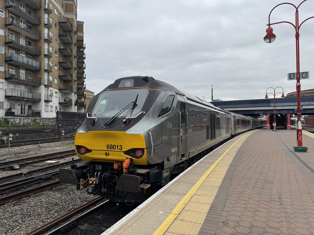Time now to head up to Stourbridge Junction behind 68013 on this lovely rake of Mk3s!