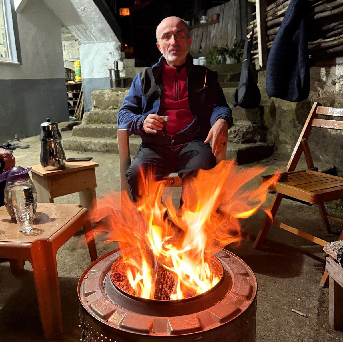 Zamanla fark ediyorsun... Yaptığın iyilikler çabuk unutuluyor, insanlar hep bir yenisini bekliyor.

Geldiğim nokta, gördüğüm şu: 
"Değer, sadece işin varsa var."
