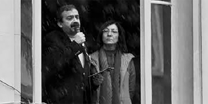 Sırrı Süreyya Önder 19 Ocak 2010'daki Hrant Dink anma töreninde toplanan kalabalığa seslenmişti. O konuşmayı paylaşarak Sırrı Süreyya Önder'i saygıyla, sevgiyle uğurluyoruz.  
"Katilleri tek tek tanıyoruz"
youtu.be/GyEFw5aE6Nc