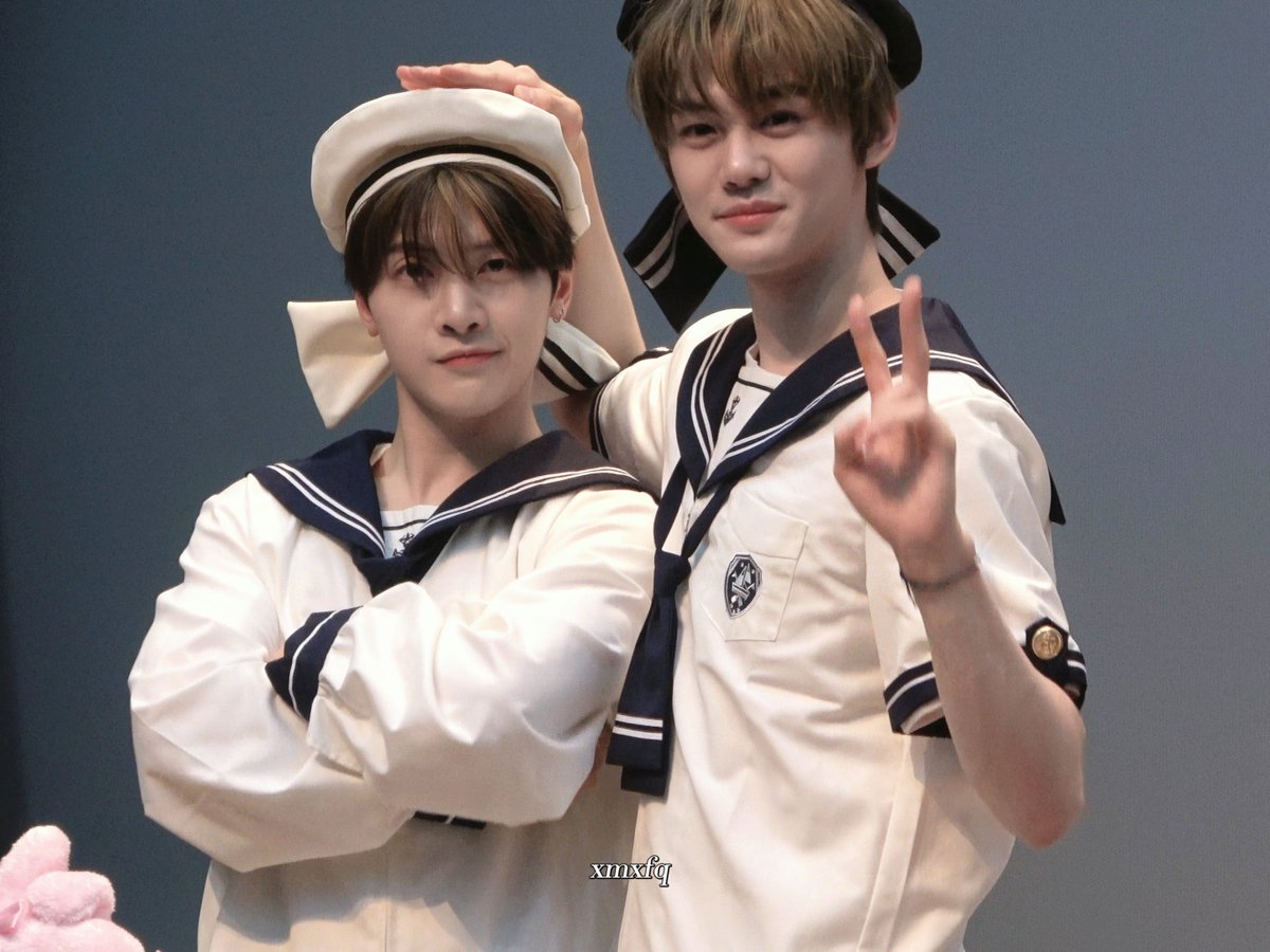 250502 팬싸
🦊🐶 ②
(vid screenshots)
 #제로베이스원 #제베원 #ZEROBASEONE #ZB1 #석매튜 #김규빈 #SEOKMATTHEW #KIMGYUVIN