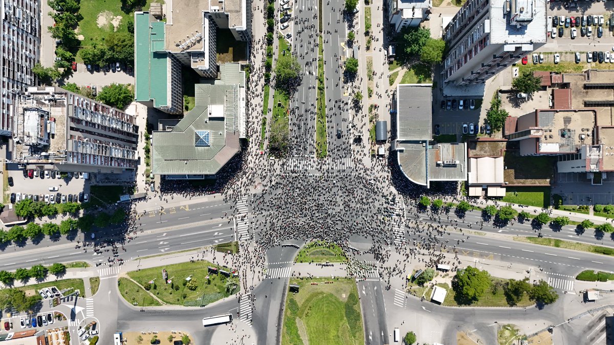 Na protestno-komemorativnom skupu koji su 1. maja organizovali studenti u blokadi povodom šest meseci od tragedije, ispred železničke stanice u Novom Sadu okupilo se oko 6.000 građana.
(foto: N. Jovanović)