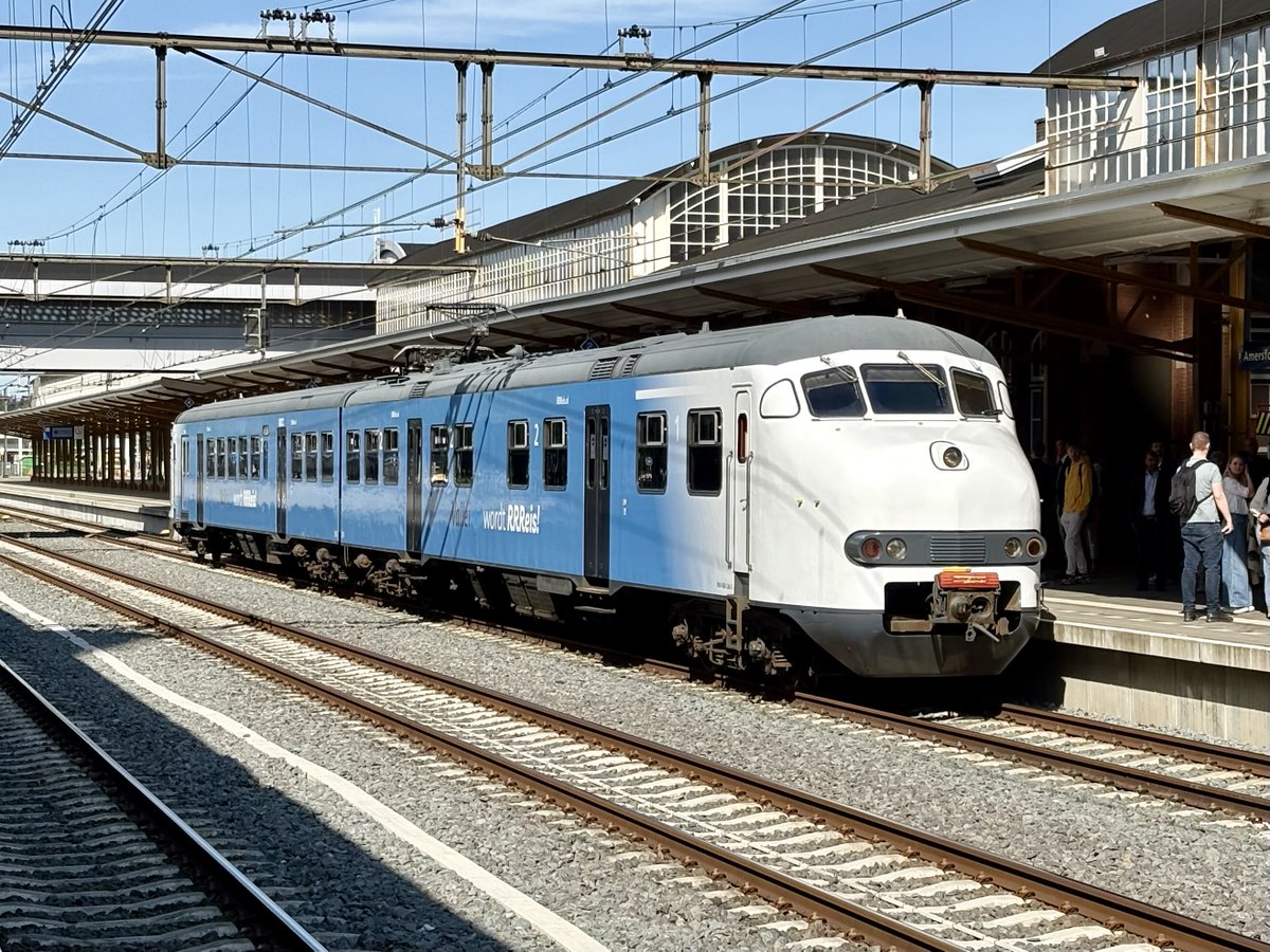 Nostalgie: iconische Mat ’64 (Apekop) keert terug op het spoor treinreiziger.nl/nostalgie-op-d… #mat64