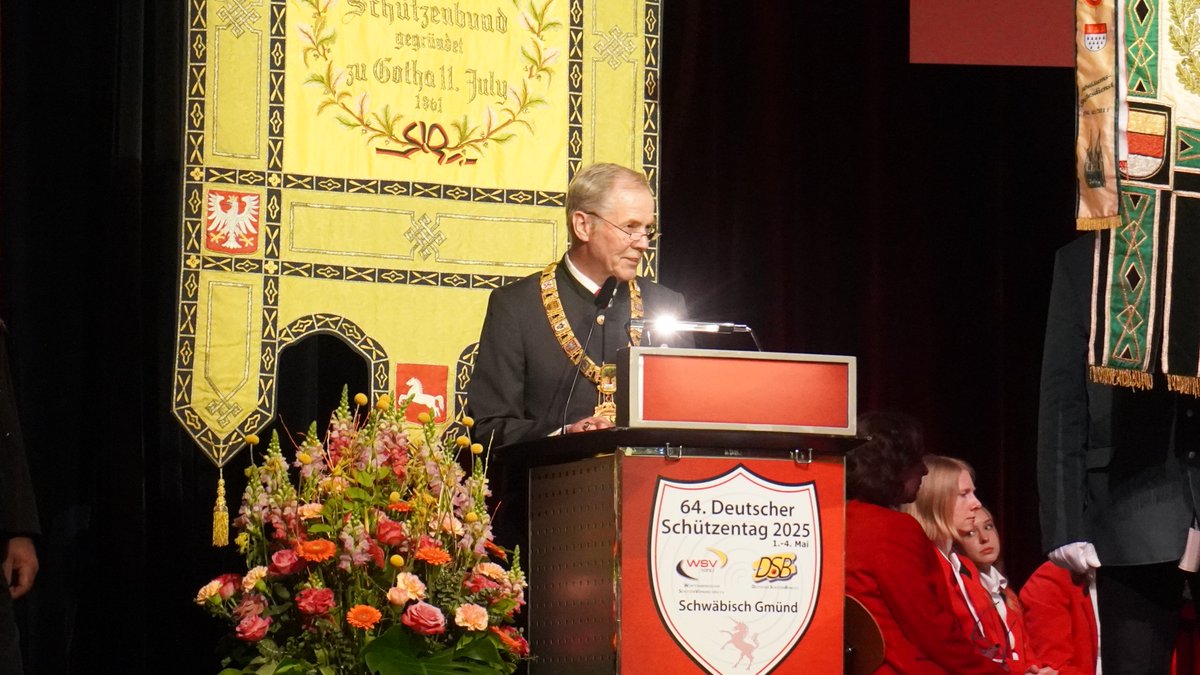 Der alte Präsident ist auch der neue: Hans-Heinrich von Schönfels wurde mit großer Zustimmung für weitere vier Jahre gewählt. Zudem wurde ein neues Präsidium gewählt sowie eine Beitragserhöhung von 1,50 Euro (pro Jahr) beschlossen 👉 tinyurl.com/mrxanu5z