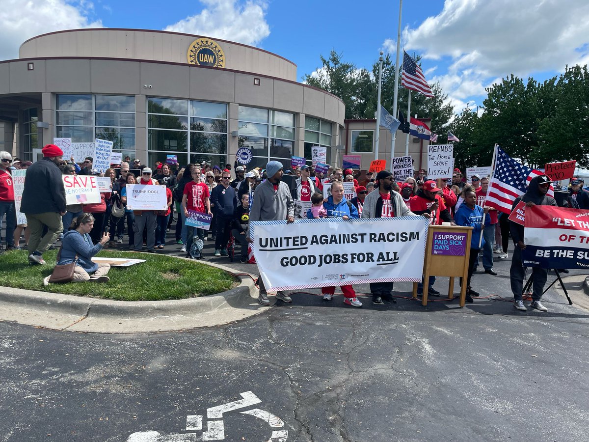 moworkerscenter's tweet image. 💥BREAKING💥 We’re #MayDay strong! Hundreds of low-wage #MOworkers with @standup_kc are rallying with @mojwj, community allies, and #PropA #MOleg champs to celebrate International Workers’ Day and defend our new earned #PaidSickDays!