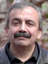 Sırrı Abi, katıldığımız bir cenazede “Tarık vasiyetimdir, tabutumun ardından Şeyh Galip’in Naat’ını oku” demişti. 
“Sen Ahmed ü Mahmud u Muhammedsin efendim
Hak’dan bize sultân-ı müeyyedsin efendim”
Kalbimde dostluğunun ve iyiliğinin tesellisiyle uğurluyorum.