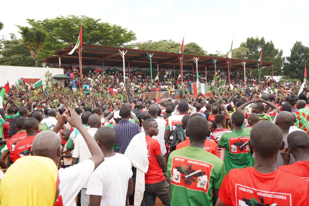CnddFddButanyer's tweet photo. #Kirundo 3/5/2025: Abagumyabanga bo muri komine #Kirundo ngo bariteguriye neza  gutora umugambwe @CnddFdd kumamajwi arenga 95% .Vyashikirijwe n'umunyamabanga wa #CnddFdd muri komine #Habimana_Tito mu bikorwa vyo kwerekana inguvu z'umugambwe vyabaye mwiyo komine.
@R_Ndikuriyo
1/n https://t.co/6WYVsWNa32