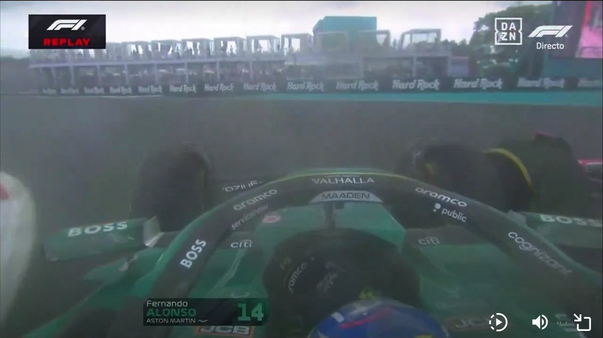 Esto da derecho al de dentro a echar de pista al de fuera. No puede existir un reglamento más patético en el mundo de las carreras que el de esta competición.