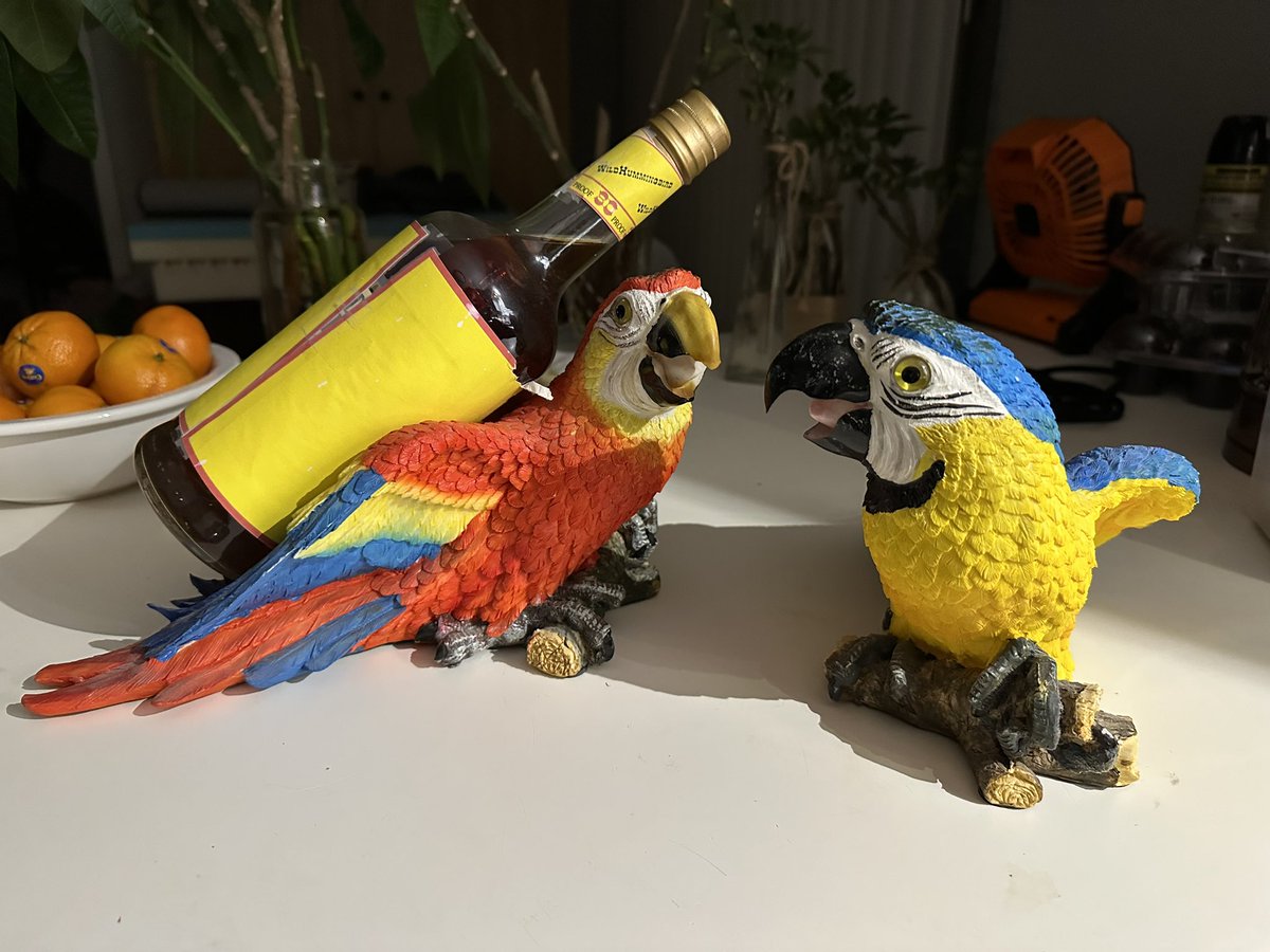 NEW AUCTION ITEM ALERT!!!
It’s a Duo of Parrots ta hold your wine!!!
Or whiskey, tequila or gin! 😃
Add a little whimsy to your bar &amp; help rescue pups!!! 
givebutter.com/c/jIwAmB/aucti…