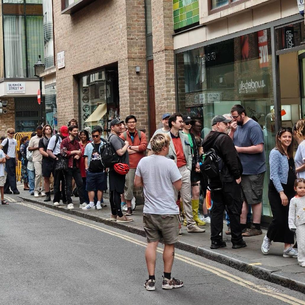 cmfbynothing's tweet image. First in-person look at CMF Phone 2 Pro went down today at our London store. Big thanks to everyone who came through! 🫶
Sales kick off from 5 May, gradually rolling out worldwide after that.