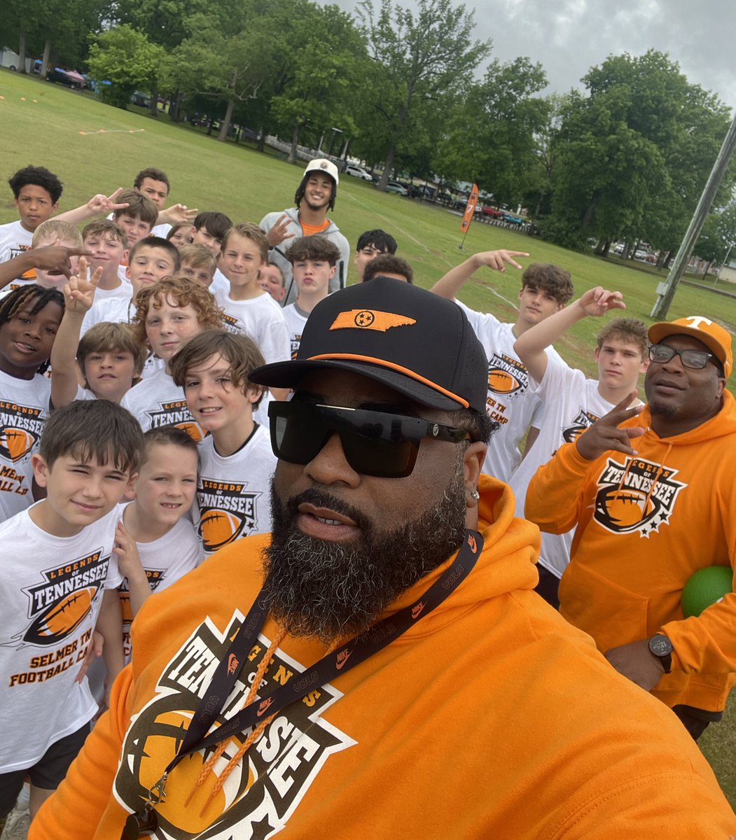 Juice Davis (@jabaridavis_vfl) on Twitter photo Myself, #VFL Cedric Houston & <a href="/peytonlew2/">ᴘᴇʏᴛᴏɴ”ᴘ”ʟᴇᴡɪs②</a> coaching #RunningBacks today at the <a href="/LegendsofTN/">LegendsofTennessee</a> camp in Selmer TN!! #GBO 🏈🍊💪🏾 Myself, #VFL Cedric Houston & <a href="/peytonlew2/">ᴘᴇʏᴛᴏɴ”ᴘ”ʟᴇᴡɪs②</a> coaching #RunningBacks today at the <a href="/LegendsofTN/">LegendsofTennessee</a> camp in Selmer TN!! #GBO 🏈🍊💪🏾