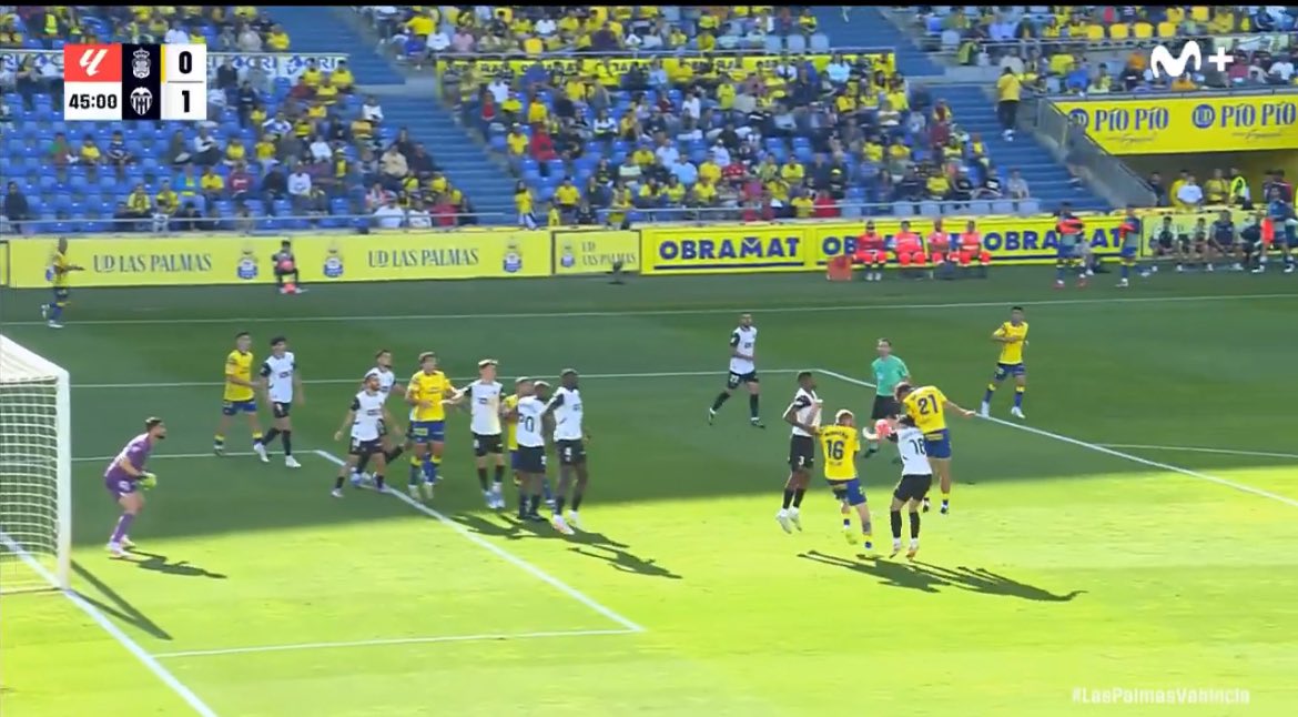 sanchis14's tweet photo. Foto 1: remate de cabeza que va al suelo. El árbitro pita penalti.

Foto 2: remate de cabeza que va a portería. El árbitro NO pita penalti. 

Es inentendible el criterio arbitral. Inentendible. https://t.co/pItZs6NakC