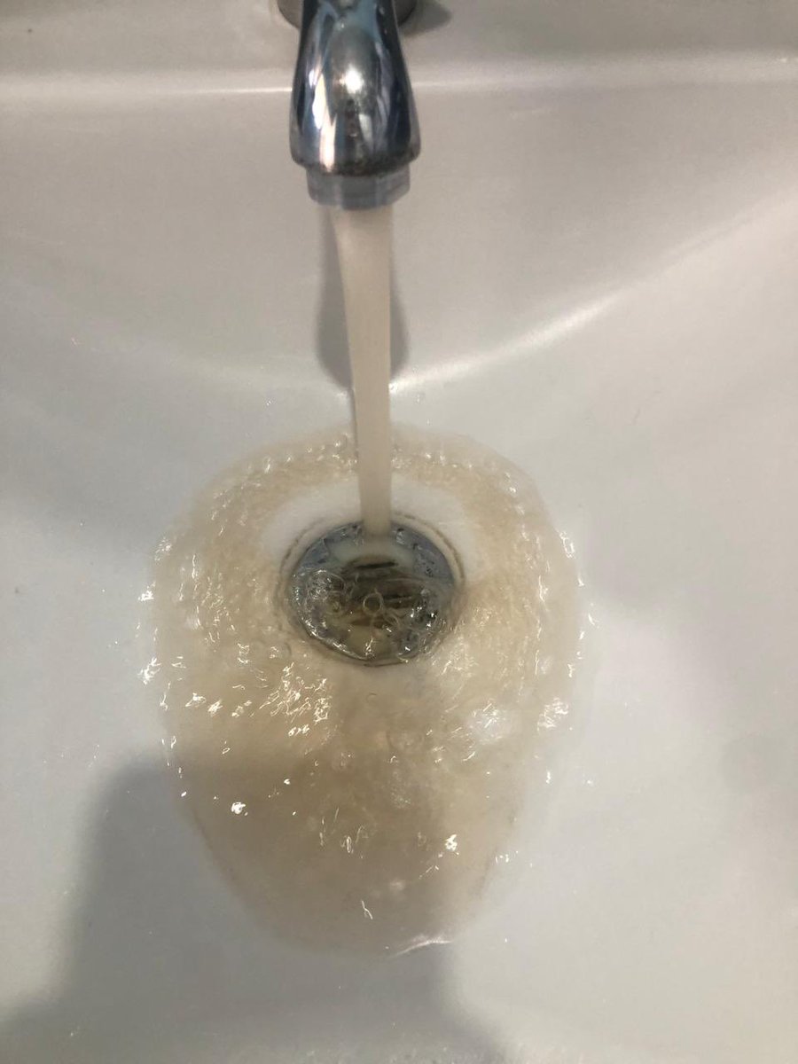 bebita_LDU's tweet photo. @aguadequito barrio #LaConcepcion norte de Quito. Así toda la mañana y no hay ningún pronunciamiento al respecto. Obviamente debemos dejar ir esta agua que no es apta para el consumo, sin embargo esto si será contado como consumo 😡😡@EcuavisaInforma @teleamazonasec https://t.co/GjKB8GA216