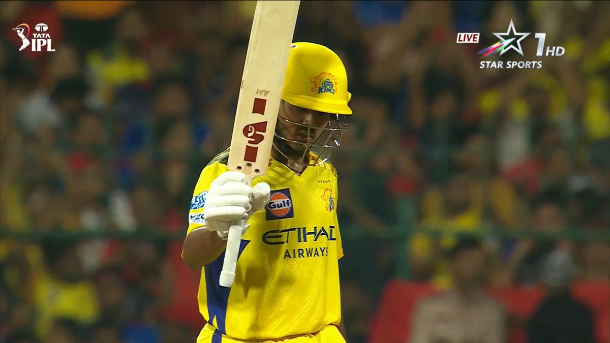 gareebchacha's tweet photo. Whole chinnaswamy and csk team gave standing ovation to ayush Mhatre and he deserves it 

#CSKvsRCB #RCBvsCSK https://t.co/tWuJPUsyKf