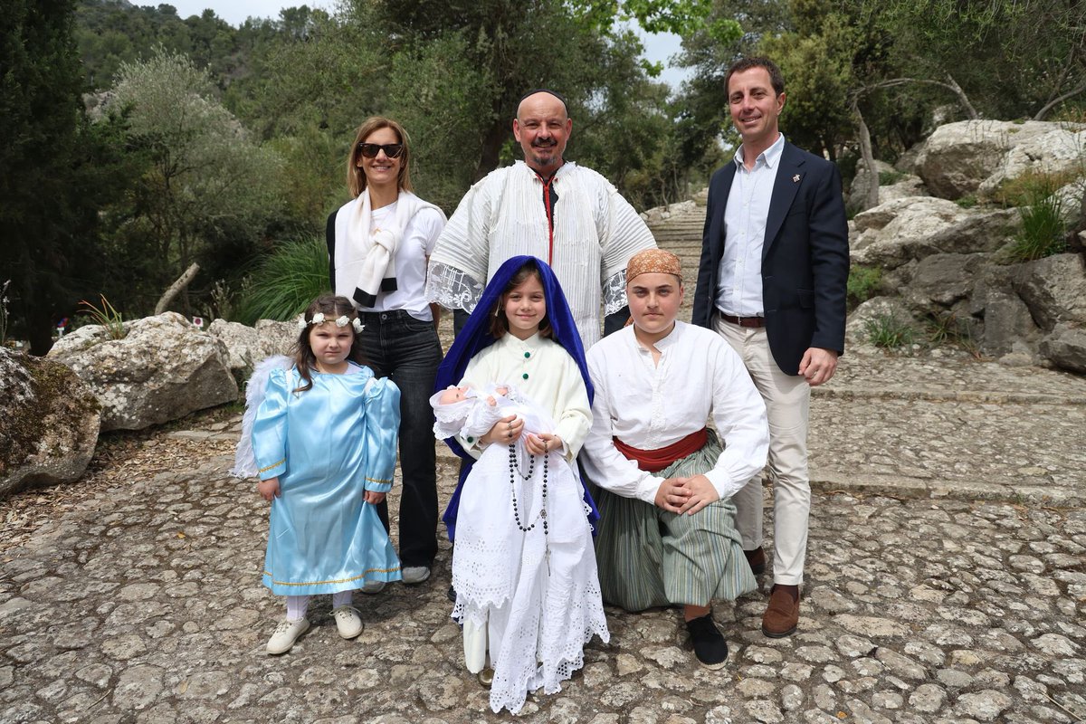 Llorenç Galmés (@ll_galmes) on Twitter photo Avui hem viscut una experiència molt especial al <a href="/santuaridelluc/">Santuari de Lluc</a> gràcies a Arrels a l’Antigor: una visita escenificada que ens ha permès redescobrir la seva història.
M’ha fet especial il·lusió veure com la meva filla ha format part del grup que ha donat vida a aquest viatge en Avui hem viscut una experiència molt especial al <a href="/santuaridelluc/">Santuari de Lluc</a> gràcies a Arrels a l’Antigor: una visita escenificada que ens ha permès redescobrir la seva història.
M’ha fet especial il·lusió veure com la meva filla ha format part del grup que ha donat vida a aquest viatge en