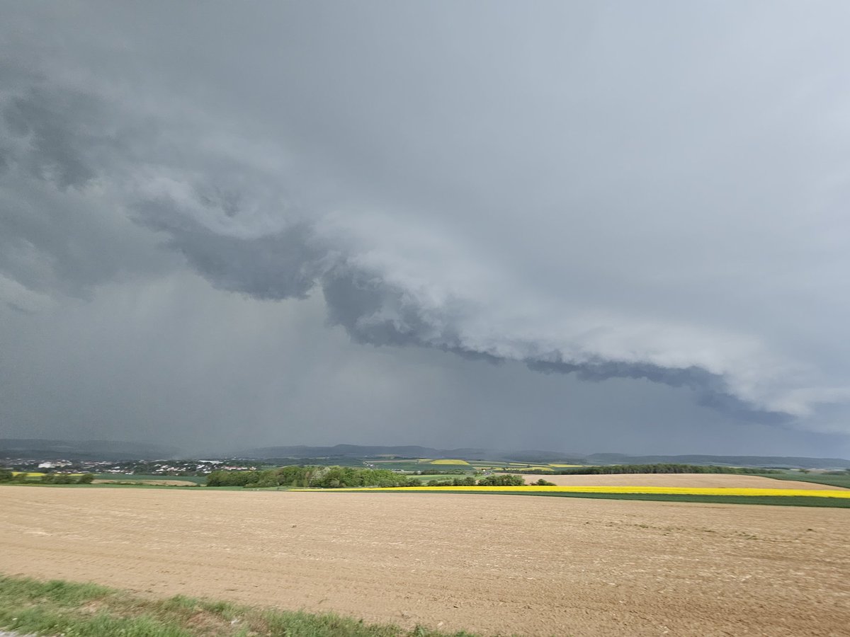 markus_tsc's tweet photo. 19:28 MESZ bei Mellrichstadt. Panoramablick ist 5min alt. Jetzt Starkregen, anfangs sehr starke Böen. #Uwe #uwby @Kachelmannwettr @DWD_presse @UWR_de https://t.co/lebm6ryhkh