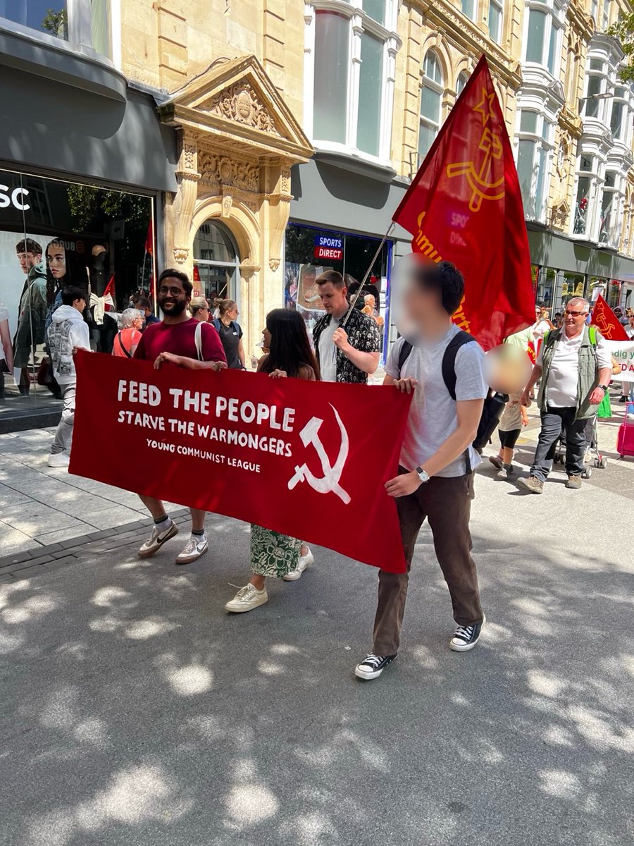 WalesYCL's tweet image. Wales YCL and @WelshCommunists out in force today for Cardiff #MayDay #feedthepeople #starvethewarmongerers