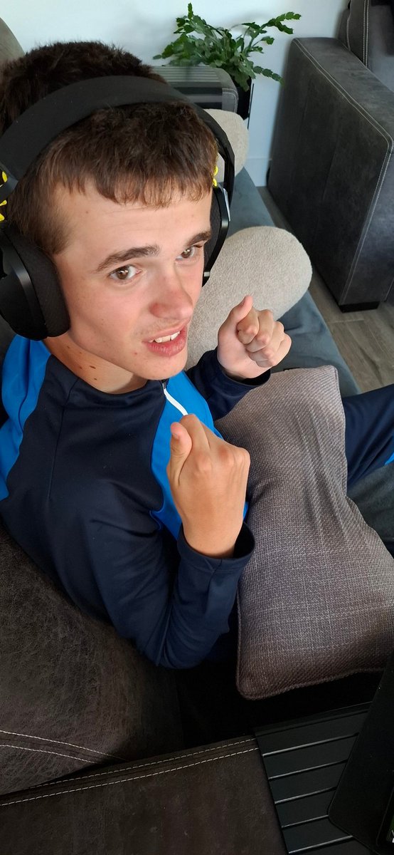 BaJoDiToCo's tweet image. Soms laat je ons werkelijk perplex staan. Dion gaat ineens met zijn vuisten in de lucht. Dus ik kijk en hij zit idd NAC te kijken. Maar ik vind de wedstrijd heel verrassend. Is dit toeval of misschien toch niet. 🤔
#Perplex

💛🖤
#GehandicaptKind
#ZieOns