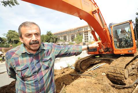 Direnmeyi sen ögretmedin mi , öyle çekip gitmek var mı ?

#SırrıSüreyyaÖnder
