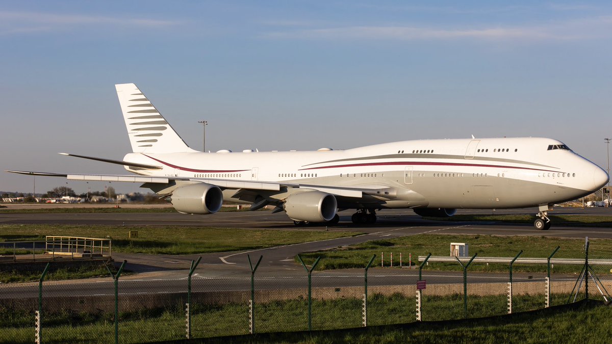 HugoFraca's tweet image. P4-HBJ : bientôt le nouveau Air Force One ?

Cet ancien 747-8 de la famille royale du Qatar, ultra-luxueux, pourrait remplacer temporairement l’Air Force One actuel. Trump envisage de l’utiliser face aux retards du nouveau modèle officiel. L’avion a déjà été repéré modifié aux US