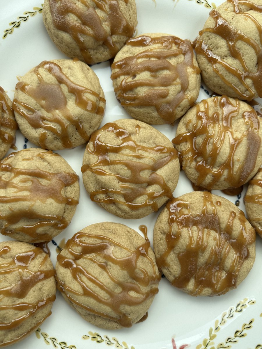 Maple Bar Cookie thetaylor-house.com/maple-bar-cook…. 
These cookies are the perfect combination of a cookie and everyone’s favorite doughnut