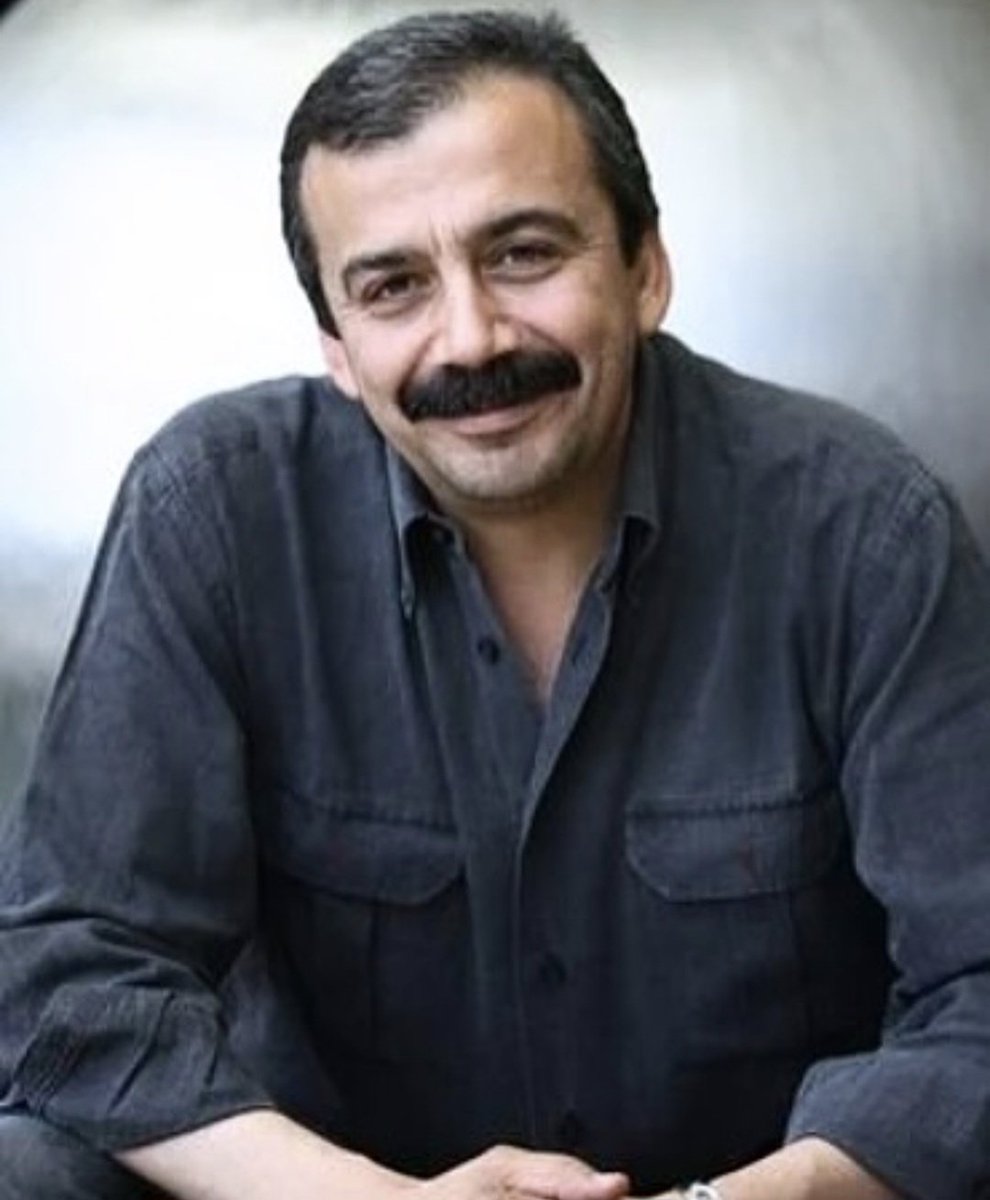 Ardından kimsenin kötü söz söyleyemeyeceği  çok değerli bir  insanı  yitirdik.  Sesi kulaklarımda, çok üzgünüm...