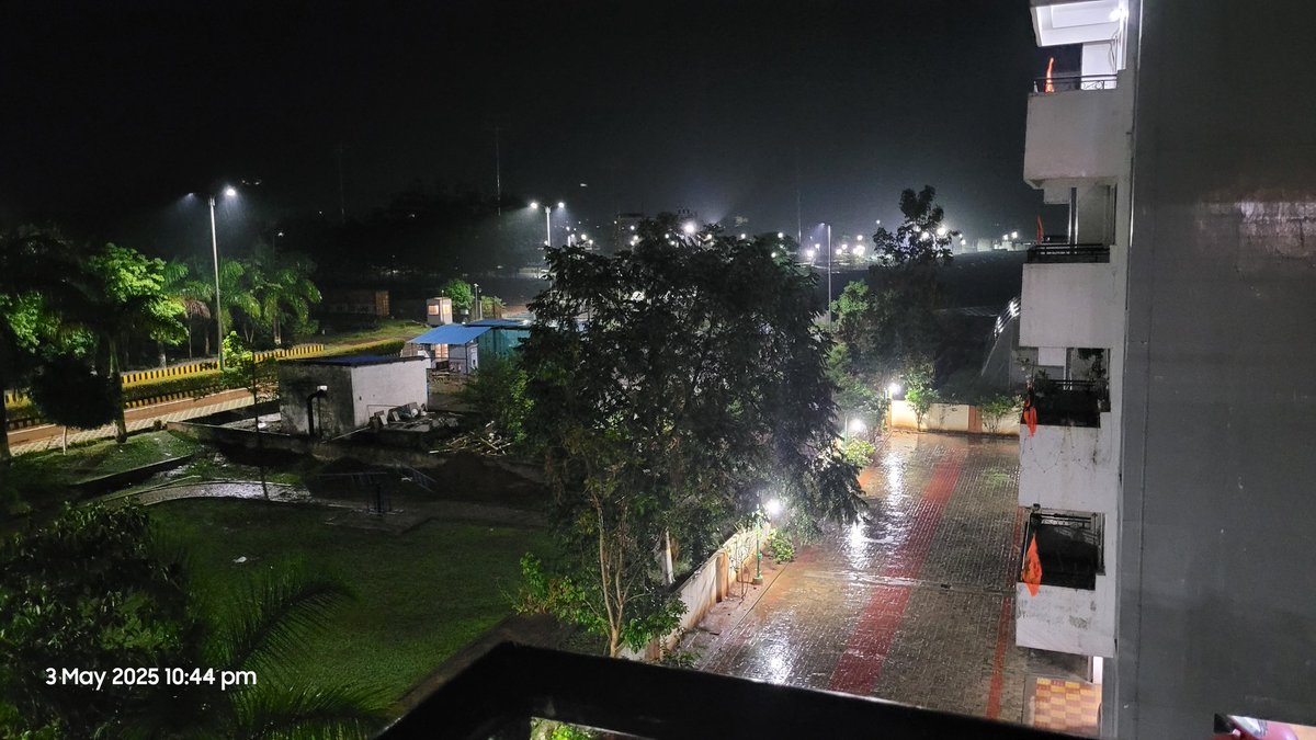 niharikasahoo's tweet image. The peace I got standing at this balcony is incomparable. Be it taking the morning tea, or just gazing at the sky, clouds, lights or just falling of raindrops.
Miss ya #township