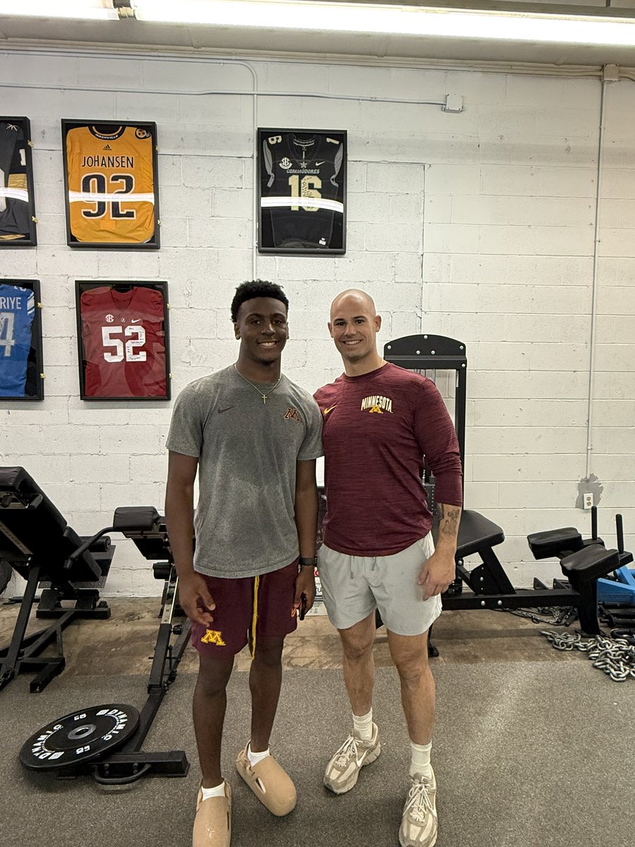 Got my dawg <a href="/1JT0DD/">Justin Todd</a> geared up🔥<a href="/GopherFootball/">Minnesota Football</a> #Bestinthebusiness #JTodd #AthlosAthlete