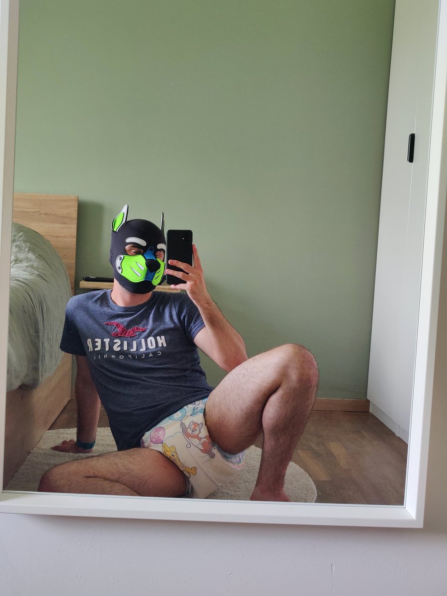 Well i'm just a small soggy pup 👉🏻👈🏻

Who's comming for a little snoof ? 👀😏