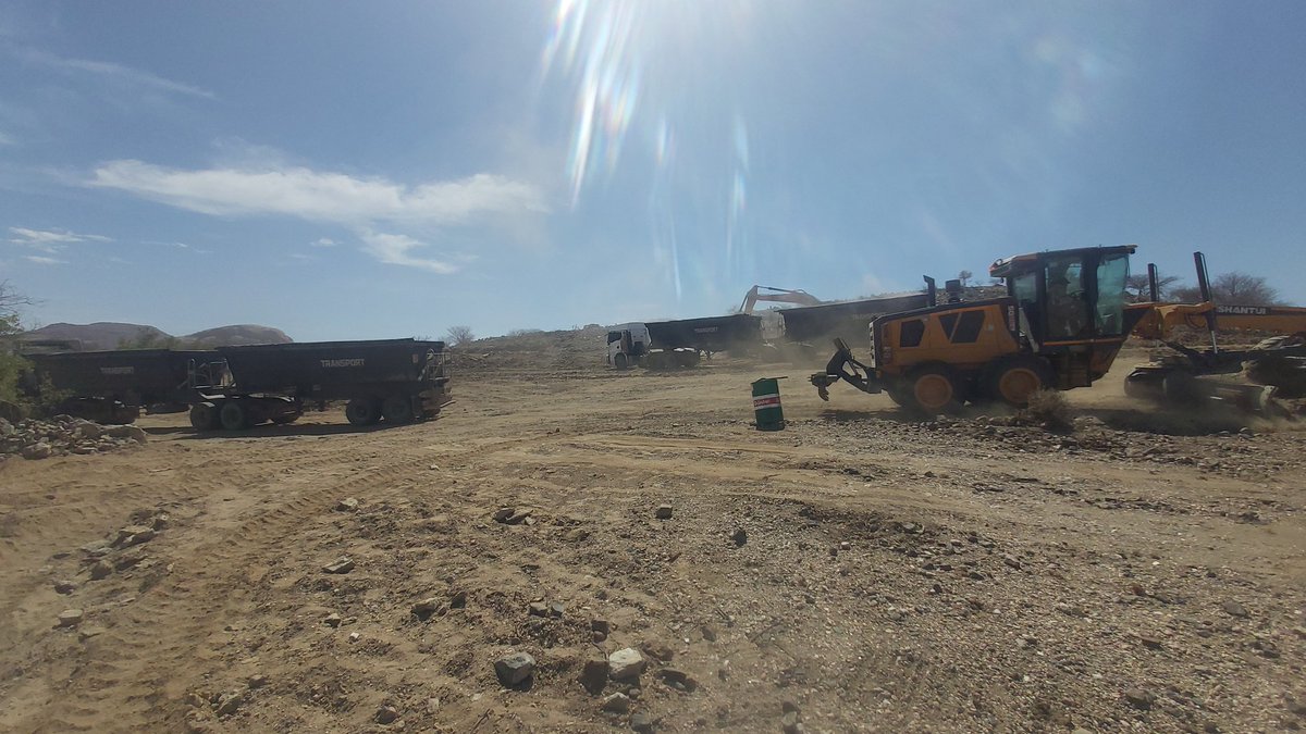 mcblack_kay's tweet photo. Digging Scraping Hauling! https://t.co/LK9FOjs1dj