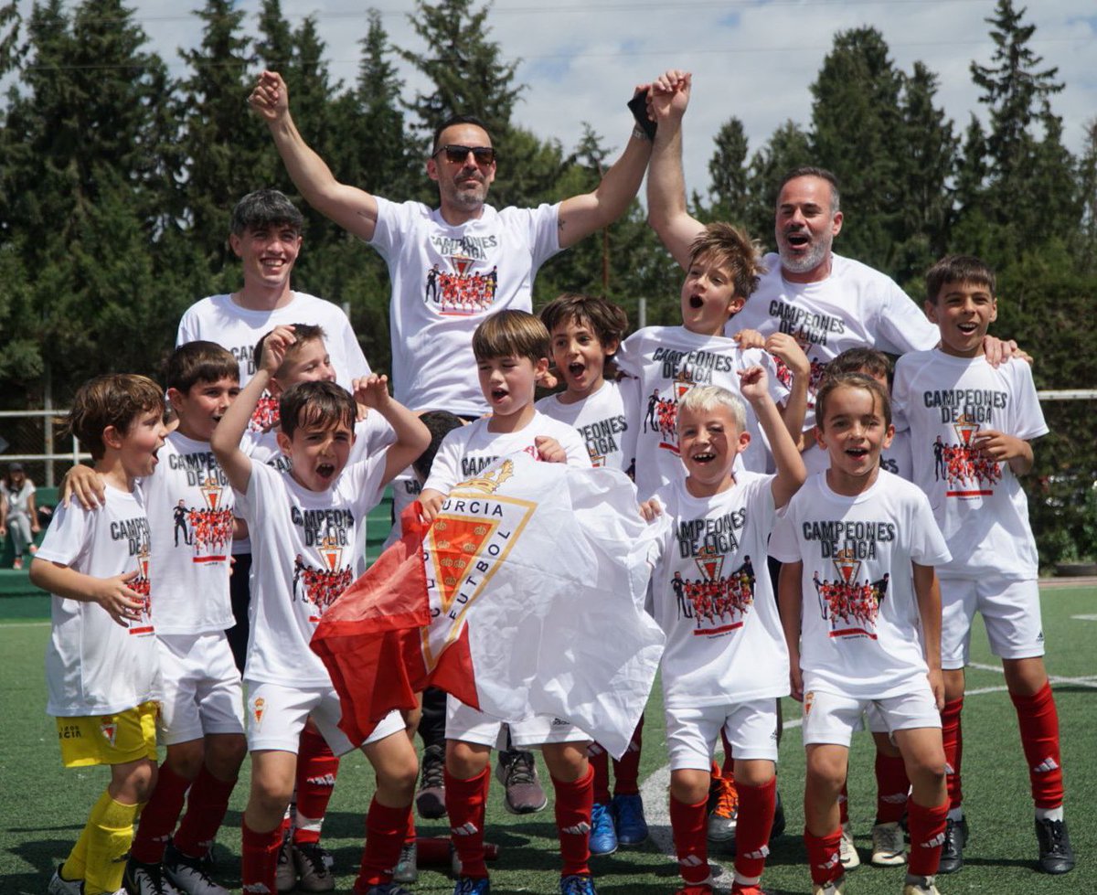 canteragrana's tweet photo. 🏆 𝗣𝗥𝗘𝗕𝗘𝗡𝗝𝗔𝗠𝗜́𝗡 𝗥𝗠 𝗔 🏆
👑 𝗖𝗔𝗠𝗣𝗘𝗢𝗡𝗘𝗦 𝗗𝗘 𝗟𝗜𝗚𝗔 👑

🥇 ¡Campeones de Primera Prebenjamín con 2 jornadas de sobra!

✔️ ¡Hoy vencieron 3-6 vs Peña Madridista de Lorca!
⚽️⚽️⚽️ Juan Antonio
⚽️ Soufiane
⚽️ Luis Enrique
⚽️ Mateo

👏 ¡ENHORABUENA!
#CanteraGrana https://t.co/I194w1nF0R