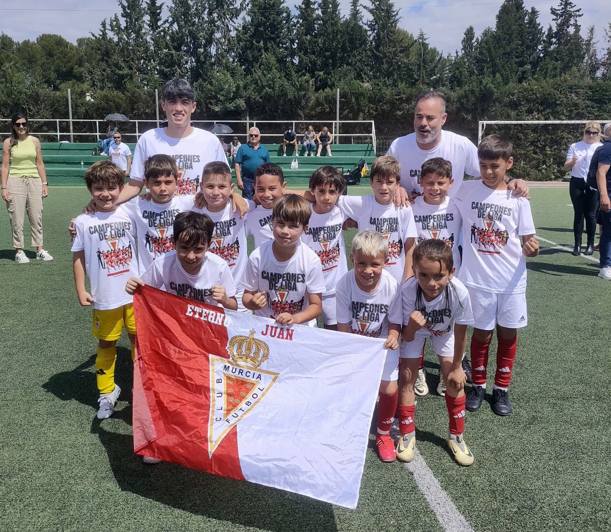 canteragrana's tweet photo. 🏆 𝗣𝗥𝗘𝗕𝗘𝗡𝗝𝗔𝗠𝗜́𝗡 𝗥𝗠 𝗔 🏆
👑 𝗖𝗔𝗠𝗣𝗘𝗢𝗡𝗘𝗦 𝗗𝗘 𝗟𝗜𝗚𝗔 👑

🥇 ¡Campeones de Primera Prebenjamín con 2 jornadas de sobra!

✔️ ¡Hoy vencieron 3-6 vs Peña Madridista de Lorca!
⚽️⚽️⚽️ Juan Antonio
⚽️ Soufiane
⚽️ Luis Enrique
⚽️ Mateo

👏 ¡ENHORABUENA!
#CanteraGrana https://t.co/I194w1nF0R