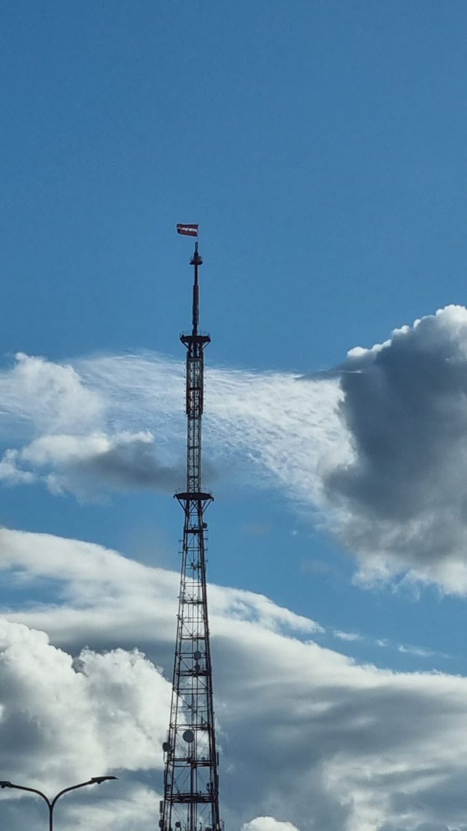 Svētku dienās Latvijas augstākajos torņos pacelti valsts karogi!
3x6m plaši karogi pacelti Daugavpils, Rēzeknes, Valmieras, Cesvaines un Viesītes radio un televīzijas torņos.