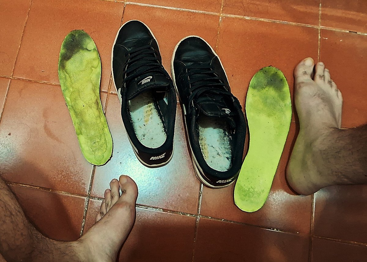 Conferindo o resultado da última gozada!
Checking the result of the last cumshot!
👟👣🔥🐽💦
#dirtysneaker #stinkysneaker #smellysneaker #sweatysneaker #sneakerfetish #nikefetish #sniffmysneaker #cumonsneaker #sneakercum #sockless #chule #chulezao #chuledemacho