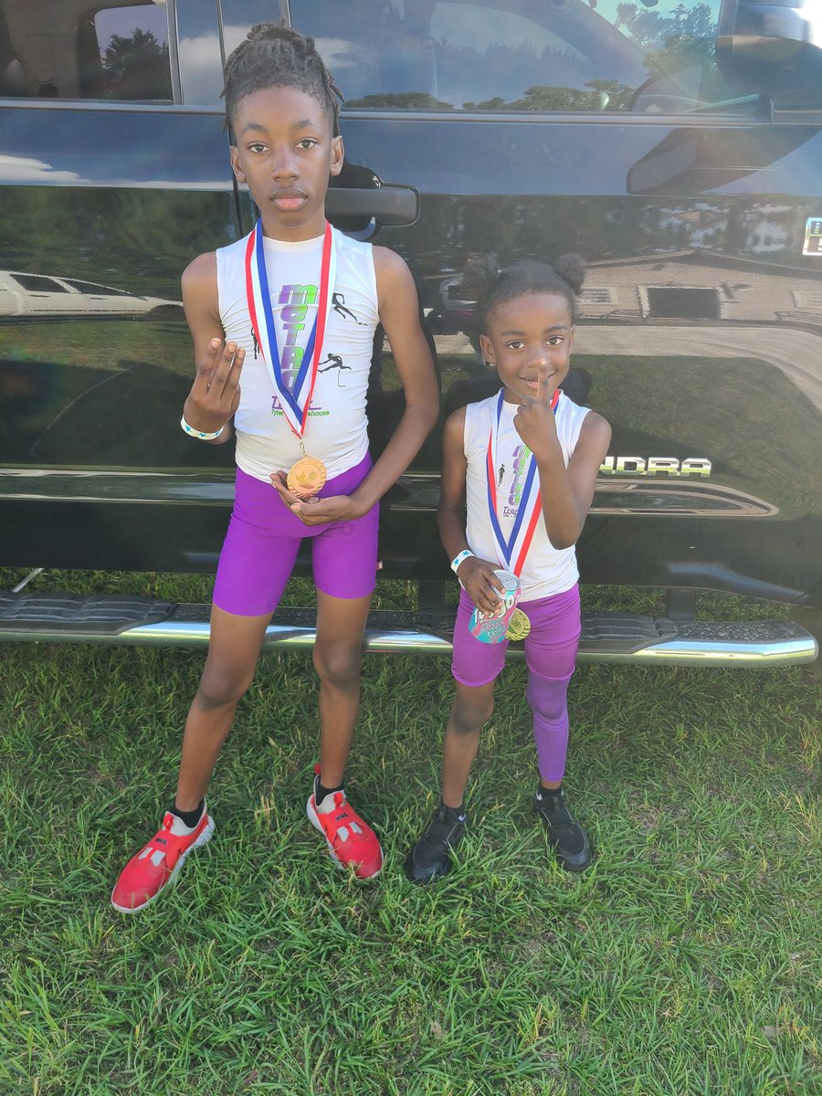 My little brother's put in some work
Isaiah 3rd in the Long Jump 12u
Andrew 1st in the 100M 6u #family
🥇🥉