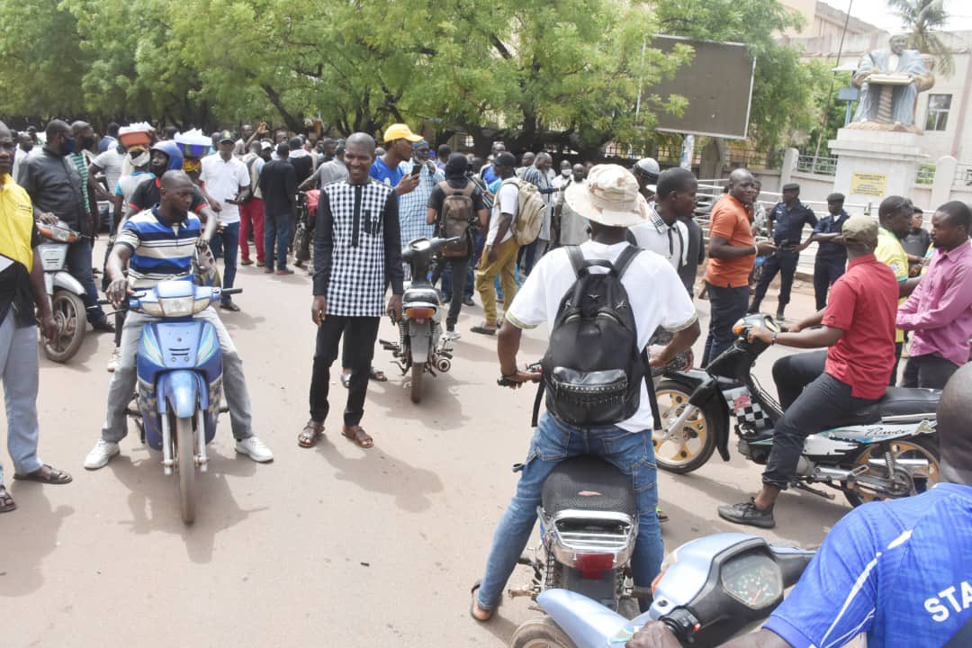 L_ESSOR's tweet photo. #Mali : Meeting au Palais de la Culture : rendez-vous manqué pour les partis politiques
Ce samedi 3 mai, des regroupements de partis politiques du Mali prévoyaient d'organiser un meeting d'information au Palais de la culture Amadou Hamapâté Ba de Bamako à partir de 14 heures.…
https://t.co/qe23zRLFkb