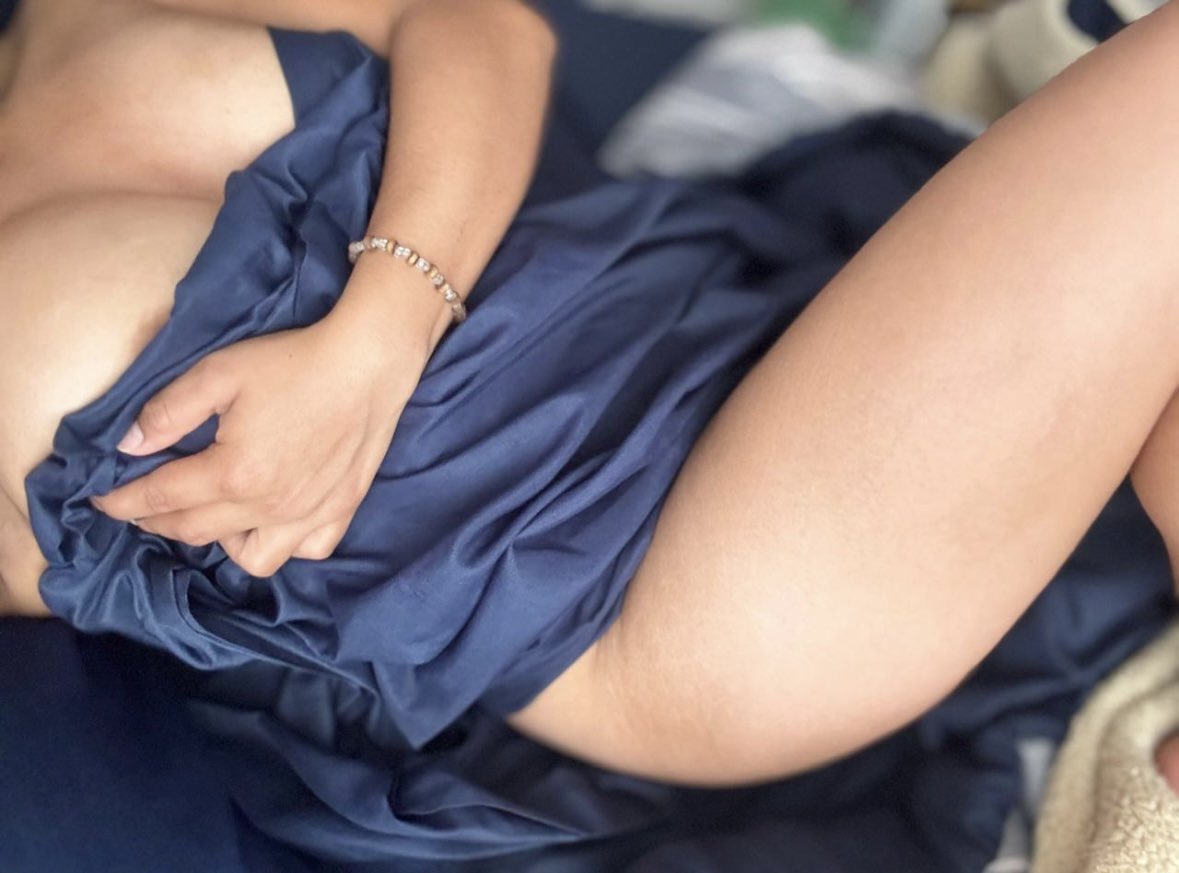 El día está como para quedarse en cama y sin ropa 🔥😈
#hotwife