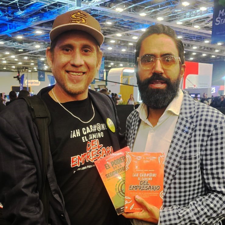 JaimeOSanchezV's tweet photo. Mi buen amigo #CarlosMuñoz ya tiene mis libros para ser mejor en los negocios https://t.co/P5IjjlQ9k9