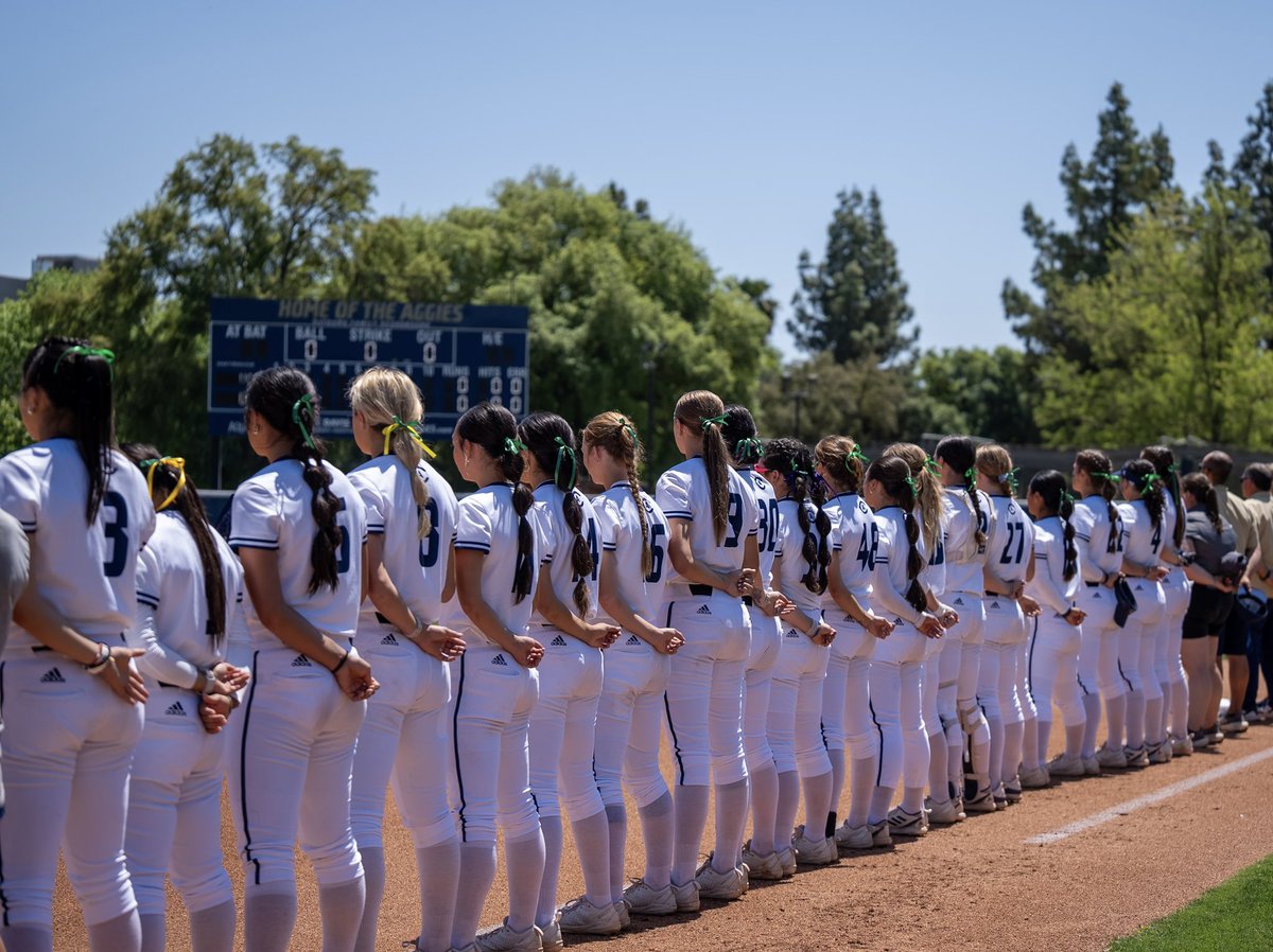 In solidarity with Umpqua Community College softball program as well as the NWAC community, we wore green ribbon yesterday in our game against UC Riverside. 

Our thoughts and hearts are with Coach Jami Strinz and Kiley Jones and their families 💚💛💙