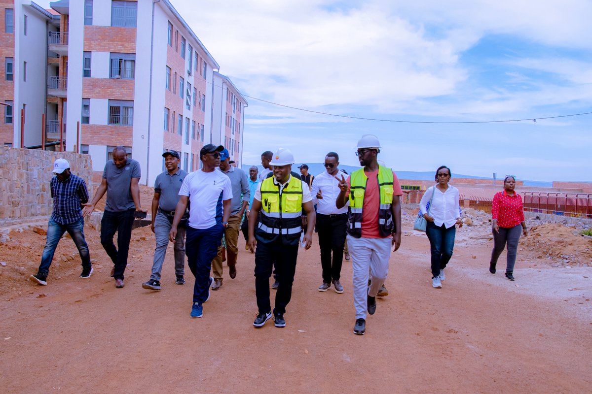 KicukiroDistr's tweet image. Kuri uyu wa Gatandatu, abagize Urwego Nshingwabikorwa rw’Akarere hamwe n’Abanyamabanga Nshingwabikorwa b’Imirenge, Abafatanyabikorwa, Urugaga rw’abikorera ndetse n’abagize Inama Njyanama z’Imirenge basuye imishinga minini iri mu Karere ka Kicukiro.(1)