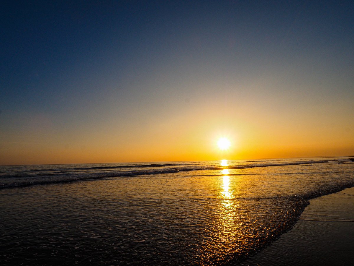 Sunset hour at #restbay #porthcawl 🌅🧡 <a href="/visitwales/">Visit Wales 🏴󠁧󠁢󠁷󠁬󠁳󠁿</a> <a href="/ThePhotoHour/">#ThePhotoHour</a> <a href="/S4Ctywydd/">S4C Tywydd</a> <a href="/Ruth_ITV/">Ruth_TV</a> <a href="/DerekTheWeather/">Derek Brockway - weatherman</a> <a href="/ItsYourWales/">It's Your Wales</a> <a href="/bbcweather/">BBC Weather</a> <a href="/WalesOnline/">WalesOnline 🏴󠁧󠁢󠁷󠁬󠁳󠁿</a> <a href="/BBCWales/">BBC Wales 🏴󠁧󠁢󠁷󠁬󠁳󠁿</a>