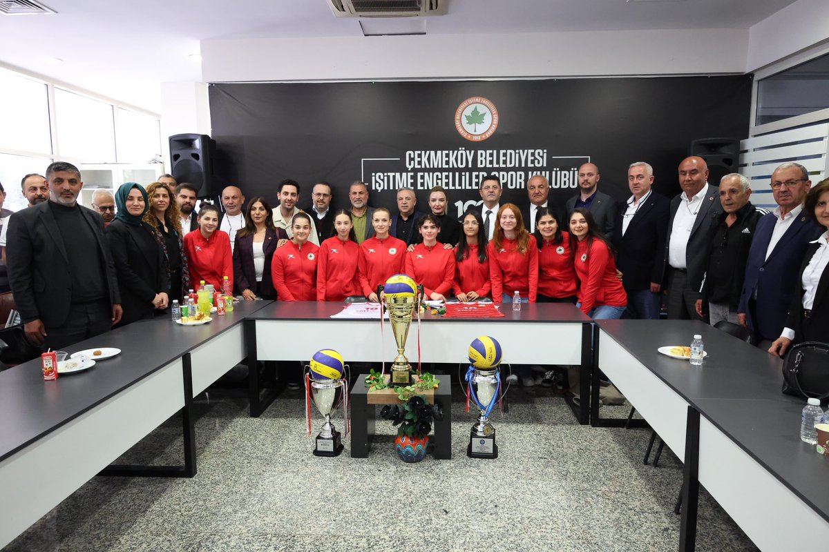 orhancerkeztr's tweet photo. Çekmeköy’ün Altın Kızları, Hepinizle Gurur Duyuyorum.

Karabük’te sahaya yüreklerini koydular, mücadeleleriyle Türkiye Şampiyonu olup göğsümüzü kabarttılar.

Çekmeköy Belediyesi İşitme Engelliler Spor Kulübü’nün cesur ve azimli kızlarını gönülden kutluyorum. Gözlerinizdeki ışık, bu ilçenin umudu; yüreğinizdeki güç, hepimize ilham oldu.

Sadece bir şampiyonluk değil, Çekmeköy’ün ruhunu ve inancını tüm Türkiye’ye taşıdınız. Hepinizin emeğine, inancına, alın terine sonsuz teşekkürler.

Her zaman yanınızdayız şampiyonlar.🫶🏻