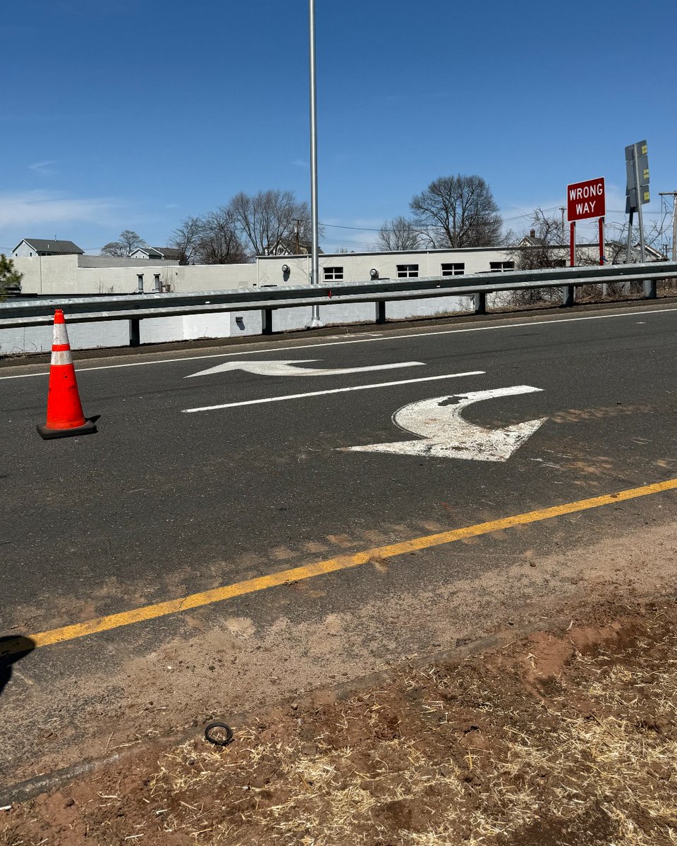 CTDOTOfficial's tweet image. Crews continue installing #wrongway detection systems, we have nearly 160 throughout CT! Wrong way signs outlined with red lights will begin flashing to alert drivers when they are going the wrong way. Here's a map of locations: portal.ct.gov/dot/programs/w…
#CTDOT #OneWrongMove
