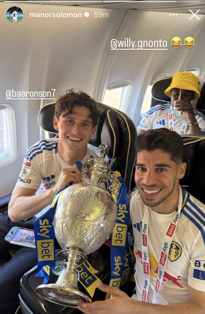One more passenger on the way home 😍🏆

#lufc