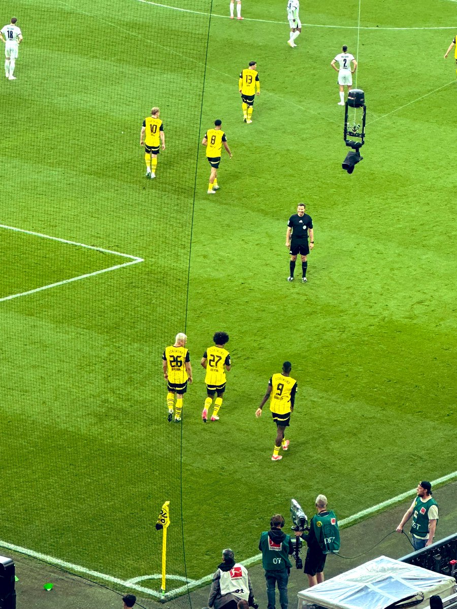 DieserHoeschi's tweet image. Gegenspieler oder Eckfahnen.
Adeyemi umkurvt alle. 

 #BVBWOB