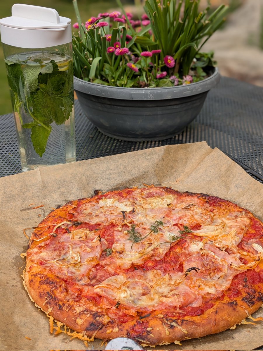 japocesko's tweet photo. お昼はピザ🍕オチビ2人が自分のピザ持って去って行ったので何処に行ったのかと思ったら…こんなところで2人で優雅に会話しながらお食事していた😄笑 https://t.co/hYLYs7RAVr
