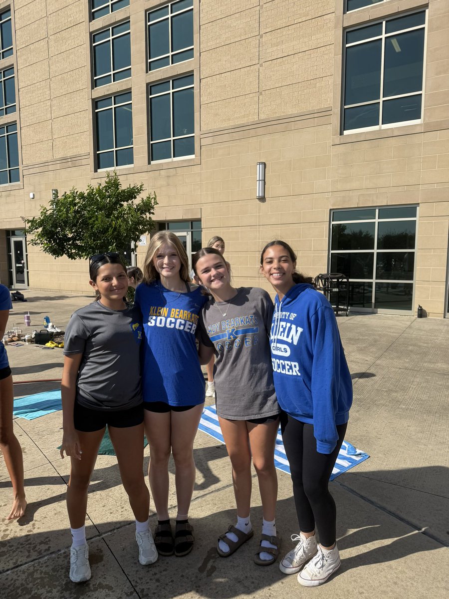 Saturday Morning Service for our soccer girls!!!! 
Thanks to everyone who came out for a car wash!💙💛 #klein5 #service