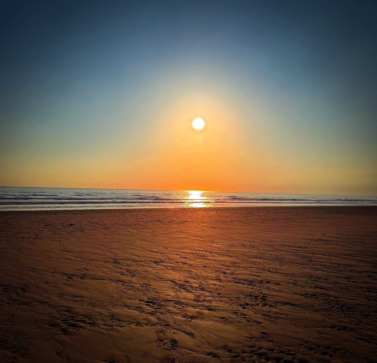 Beautiful views at #restbay #porthcawl 🌅 <a href="/ThePhotoHour/">#ThePhotoHour</a> <a href="/S4Ctywydd/">S4C Tywydd</a> <a href="/ItsYourWales/">It's Your Wales</a> <a href="/Ruth_ITV/">Ruth_TV</a> <a href="/bbcweather/">BBC Weather</a>