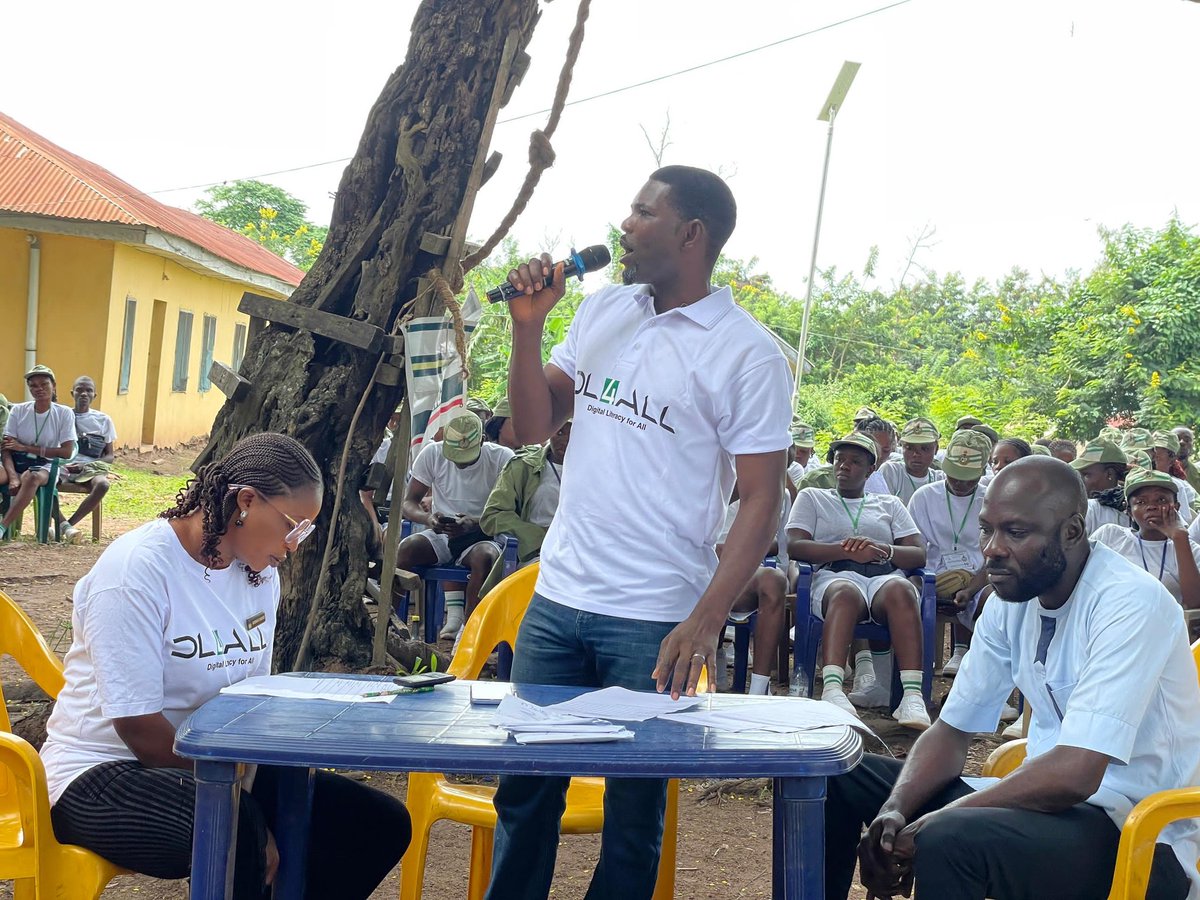 Dl4allcdsekiti's tweet image. The Federal Government, through its agency @NITDA, in partnership with @MindTheGapNG and @NYSCnigeria, is working to ensure that Nigeria's informal sector is digitally literate by 2027 through the #DL4ALL initiative.